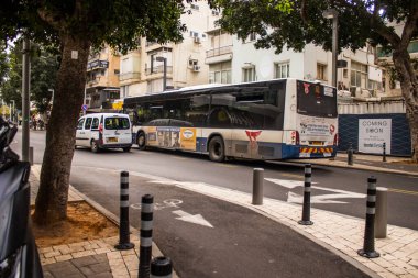Tel Aviv, İsrail - 5 Şubat 2022 Tel Aviv otobüsü Coronavirus salgını sırasında İsrail sokaklarından geçerken maske takmak zorunludur.