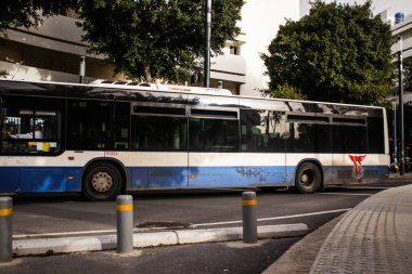 Tel Aviv, İsrail - 5 Şubat 2022 Tel Aviv otobüsü Coronavirus salgını sırasında İsrail sokaklarından geçerken maske takmak zorunludur.
