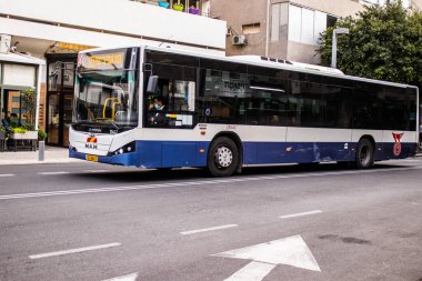 Tel Aviv, İsrail - 5 Şubat 2022 Tel Aviv otobüsü Coronavirus salgını sırasında İsrail sokaklarından geçerken maske takmak zorunludur.