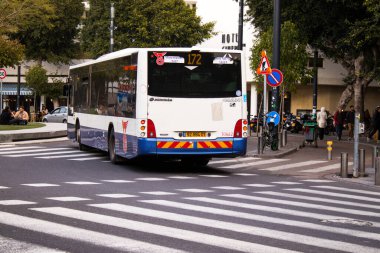Tel Aviv, İsrail - 5 Şubat 2022 Tel Aviv otobüsü Coronavirus salgını sırasında İsrail sokaklarından geçerken maske takmak zorunludur.