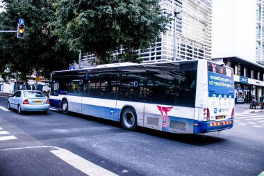 Tel Aviv, İsrail - 5 Şubat 2022 Tel Aviv otobüsü Coronavirus salgını sırasında İsrail sokaklarından geçerken maske takmak zorunludur.