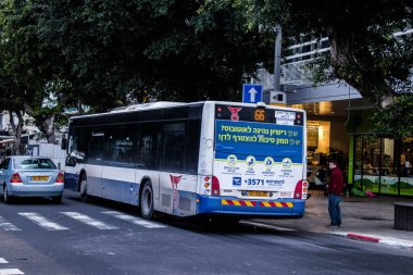 Tel Aviv, İsrail - 5 Şubat 2022 Tel Aviv otobüsü Coronavirus salgını sırasında İsrail sokaklarından geçerken maske takmak zorunludur.