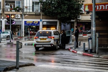 Tel Aviv, İsrail - 5 Şubat 2022 Coronavirus salgını sırasında Tel Aviv sokaklarında dolaşan polis arabası İsrail 'i vurdu.