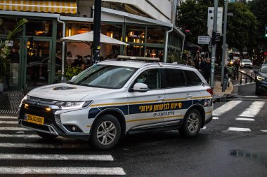 Tel Aviv, İsrail - 5 Şubat 2022 Coronavirus salgını sırasında Tel Aviv sokaklarında dolaşan polis arabası İsrail 'i vurdu.