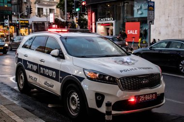 Tel Aviv, İsrail - 5 Şubat 2022 Coronavirus salgını sırasında Tel Aviv sokaklarında dolaşan polis arabası İsrail 'i vurdu.