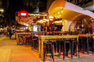 Tel Aviv, İsrail - 5 Şubat 2022 Tel Aviv 'in metropol bölgesinin şehir merkezi İsrail' in en büyük ikinci şehri