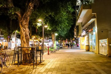 Tel Aviv, İsrail - 5 Şubat 2022 Tel Aviv 'in metropol bölgesinin şehir merkezi İsrail' in en büyük ikinci şehri