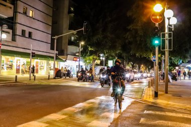Tel Aviv, İsrail - 5 Şubat 2022 Tel Aviv 'in metropol bölgesinin şehir merkezi İsrail' in en büyük ikinci şehri