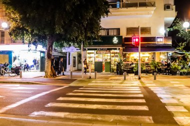 Tel Aviv, İsrail - 5 Şubat 2022 Tel Aviv 'in metropol bölgesinin şehir merkezi İsrail' in en büyük ikinci şehri