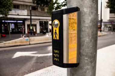 Tel Aviv, İsrail - Tel Aviv şehir merkezindeki yol kullanıcılarına bilgi sağlamak için yolun kenarına ya da yukarısına dikilmiş 5 Şubat 2022 Sokak tabelası ya da yol tabelası