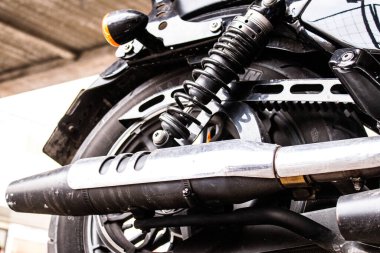 Tel Aviv, İsrail - 5 Şubat 2022 Motosiklet İsrail 'in en büyük ikinci şehri olan Tel Aviv' in metropol bölgesinin caddelerine park etti.