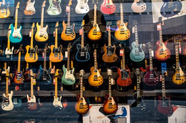 Tel Aviv, İsrail - 5 Şubat 2022 Tel Aviv 'in metropol bölgesinin şehir merkezi İsrail' in en büyük ikinci şehri