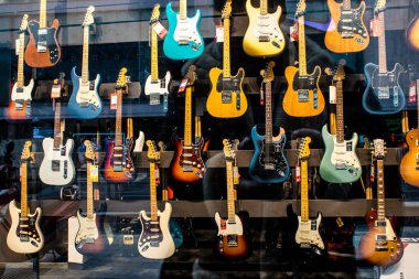 Tel Aviv, İsrail - 5 Şubat 2022 Tel Aviv 'in metropol bölgesinin şehir merkezi İsrail' in en büyük ikinci şehri