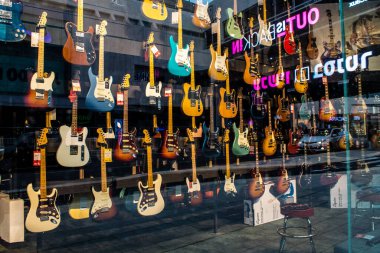 Tel Aviv, İsrail - 5 Şubat 2022 Tel Aviv 'in metropol bölgesinin şehir merkezi İsrail' in en büyük ikinci şehri