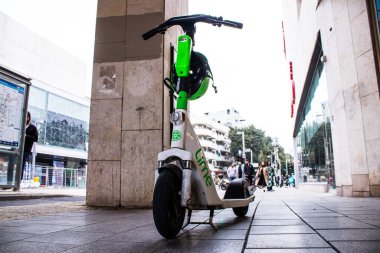 Tel Aviv, İsrail - 5 Şubat 2022 Elektrikli scooter kiralamak için, kullanışlı içten yanmalı motorlar ve Tel Aviv sokaklarında park edilmiş büyük bir güverte ile çalışıyor.