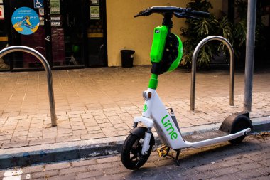 Tel Aviv, İsrail - 5 Şubat 2022 Elektrikli scooter kiralamak için, kullanışlı içten yanmalı motorlar ve Tel Aviv sokaklarında park edilmiş büyük bir güverte ile çalışıyor.