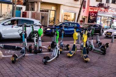 Tel Aviv, İsrail - 09 Şubat 2022 Elektrikli scooter kiralamak için, kullanıma elverişli içten yanmalı motor ve merkezde Tel Aviv sokaklarında park edilmiş büyük bir güverte
