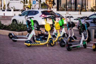 Tel Aviv, İsrail - 09 Şubat 2022 Elektrikli scooter kiralamak için, kullanıma elverişli içten yanmalı motor ve merkezde Tel Aviv sokaklarında park edilmiş büyük bir güverte