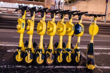 Tel Aviv, İsrail - 09 Şubat 2022 Elektrikli scooter kiralamak için, kullanıma elverişli içten yanmalı motor ve merkezde Tel Aviv sokaklarında park edilmiş büyük bir güverte
