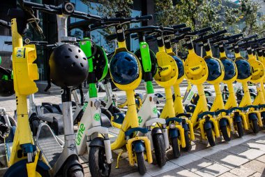 Tel Aviv, İsrail - 09 Şubat 2022 Elektrikli scooter kiralamak için, kullanıma elverişli içten yanmalı motor ve merkezde Tel Aviv sokaklarında park edilmiş büyük bir güverte
