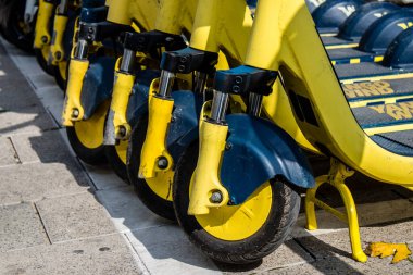 Tel Aviv, İsrail - 09 Şubat 2022 Elektrikli scooter kiralamak için, kullanıma elverişli içten yanmalı motor ve merkezde Tel Aviv sokaklarında park edilmiş büyük bir güverte