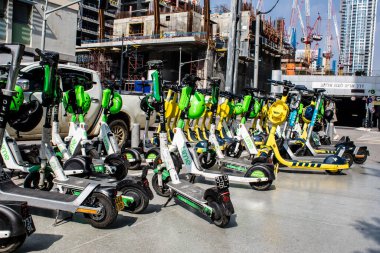 Tel Aviv, İsrail - 09 Şubat 2022 Elektrikli scooter kiralamak için, kullanıma elverişli içten yanmalı motor ve merkezde Tel Aviv sokaklarında park edilmiş büyük bir güverte