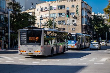 Tel Aviv, İsrail - 09 Şubat 2022 Tel Aviv otobüsü Coronavirus salgını sırasında İsrail 'i vururken, maske takmak zorunludur.