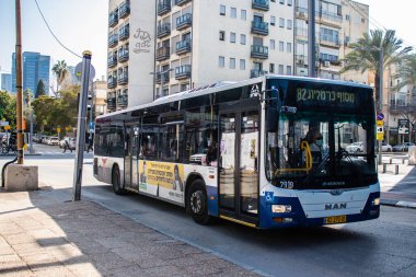 Tel Aviv, İsrail - 09 Şubat 2022 Tel Aviv otobüsü Coronavirus salgını sırasında İsrail 'i vururken, maske takmak zorunludur.