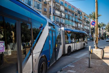 Tel Aviv, İsrail - 09 Şubat 2022 Tel Aviv otobüsü Coronavirus salgını sırasında İsrail 'i vururken, maske takmak zorunludur.