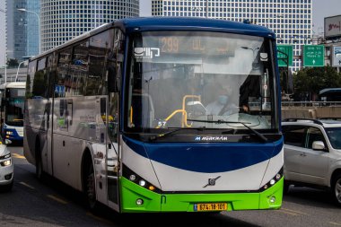 Tel Aviv, İsrail - 09 Şubat 2022 Tel Aviv otobüsü Coronavirus salgını sırasında İsrail 'i vururken, maske takmak zorunludur.