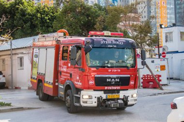 Tel Aviv, İsrail - 09 Şubat 2022 Coronavirus salgını sırasında Tel Aviv sokaklarından geçen itfaiye aracı İsrail 'i vurdu
