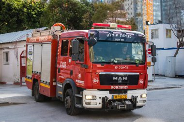 Tel Aviv, İsrail - 09 Şubat 2022 Coronavirus salgını sırasında Tel Aviv sokaklarından geçen itfaiye aracı İsrail 'i vurdu