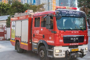 Tel Aviv, İsrail - 09 Şubat 2022 Coronavirus salgını sırasında Tel Aviv sokaklarından geçen itfaiye aracı İsrail 'i vurdu