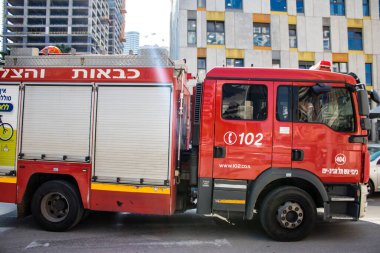 Tel Aviv, İsrail - 09 Şubat 2022 Coronavirus salgını sırasında Tel Aviv sokaklarından geçen itfaiye aracı İsrail 'i vurdu