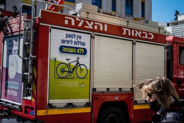 Tel Aviv, İsrail - 09 Şubat 2022 Coronavirus salgını sırasında Tel Aviv sokaklarından geçen itfaiye aracı İsrail 'i vurdu