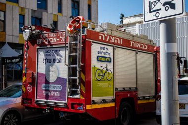 Tel Aviv, İsrail - 09 Şubat 2022 Coronavirus salgını sırasında Tel Aviv sokaklarından geçen itfaiye aracı İsrail 'i vurdu