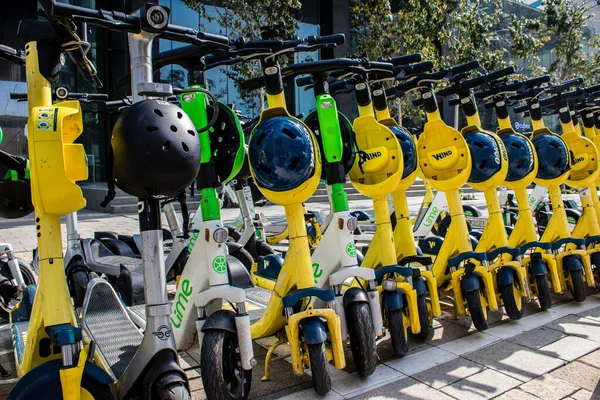 Tel Aviv, İsrail - 09 Şubat 2022 Elektrikli scooter kiralamak için, kullanıma elverişli içten yanmalı motor ve merkezde Tel Aviv sokaklarında park edilmiş büyük bir güverte