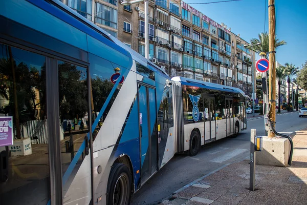 Tel Aviv, İsrail - 09 Şubat 2022 Tel Aviv otobüsü Coronavirus salgını sırasında İsrail 'i vururken, maske takmak zorunludur.