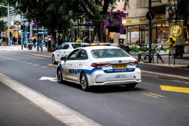 Tel Aviv, İsrail - 5 Şubat 2022 Yerel polis aracı Coronavirus salgını sırasında İsrail 'i vurdu.