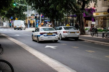 Tel Aviv, İsrail - 5 Şubat 2022 Yerel polis aracı Coronavirus salgını sırasında İsrail 'i vurdu.