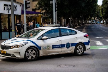 Tel Aviv, İsrail - 5 Şubat 2022 Yerel polis aracı Coronavirus salgını sırasında İsrail 'i vurdu.