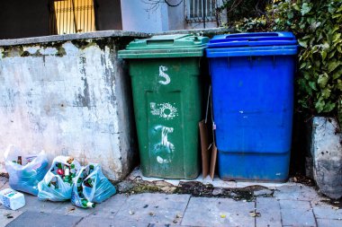 Tel Aviv, İsrail - Şubat 05, 2022 Tel Aviv şehir merkezinde yer alan çöp konteynırı