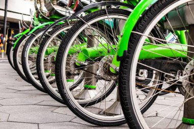 Tel Aviv, İsrail - Şubat 05, 2022 Kısa süreler için kiralanabilir bisikletler, genellikle sokakta ve toplu taşıma sisteminin bir parçası olarak birkaç saatliğine