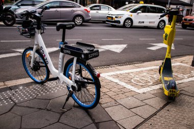 Tel Aviv, İsrail - Şubat 05, 2022 Kısa süreler için kiralanabilir bisikletler, genellikle sokakta ve toplu taşıma sisteminin bir parçası olarak birkaç saatliğine