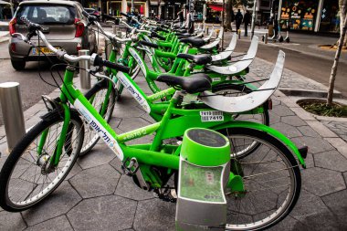 Tel Aviv, İsrail - Şubat 05, 2022 Kısa süreler için kiralanabilir bisikletler, genellikle sokakta ve toplu taşıma sisteminin bir parçası olarak birkaç saatliğine