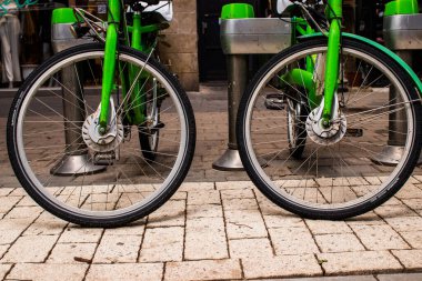 Tel Aviv, İsrail - Şubat 05, 2022 Kısa süreler için kiralanabilir bisikletler, genellikle sokakta ve toplu taşıma sisteminin bir parçası olarak birkaç saatliğine