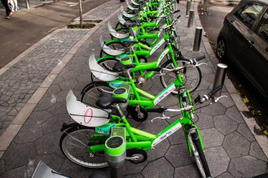 Tel Aviv, İsrail - Şubat 05, 2022 Kısa süreler için kiralanabilir bisikletler, genellikle sokakta ve toplu taşıma sisteminin bir parçası olarak birkaç saatliğine