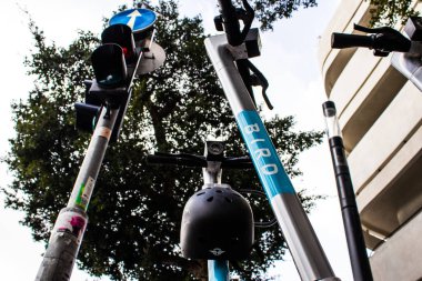 Tel Aviv, İsrail - 5 Şubat 2022 Elektrikli scooter kiralamak için, kullanışlı içten yanmalı motorlar ve Tel Aviv sokaklarında park edilmiş büyük bir güverte ile çalışıyor.