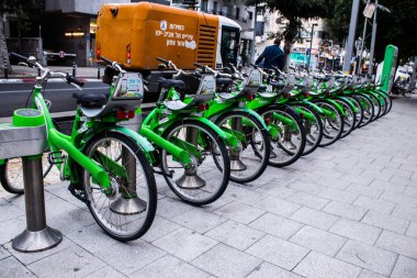 Tel Aviv, İsrail - Şubat 05, 2022 Kısa süreler için kiralanabilir bisikletler, genellikle sokakta ve toplu taşıma sisteminin bir parçası olarak birkaç saatliğine