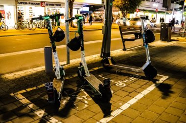 Tel Aviv, İsrail - 5 Şubat 2022 Elektrikli scooter kiralamak için, kullanışlı içten yanmalı motorlar ve Tel Aviv sokaklarında park edilmiş büyük bir güverte ile çalışıyor.